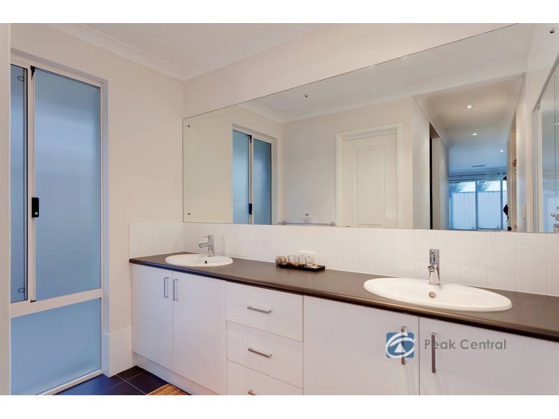 6 Wisely Court, Aubin Grove WA 6164