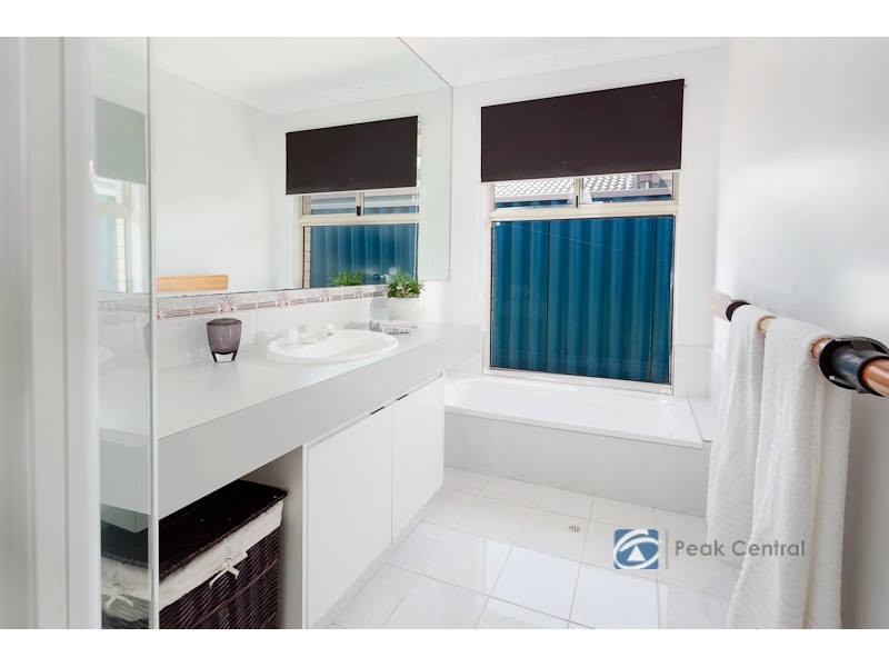 4 Daley Close, Atwell WA 6164