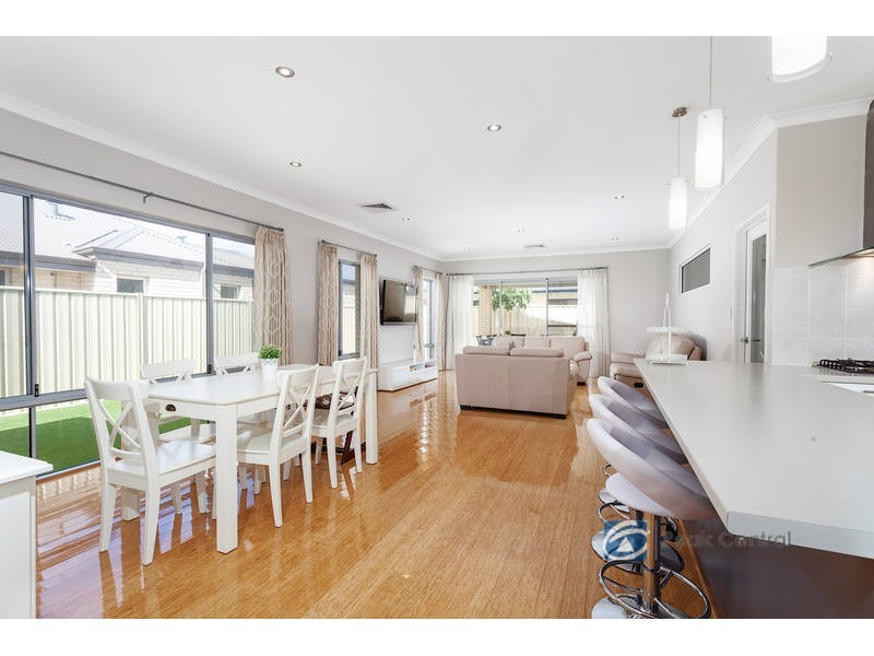 11 Mala Way, Success WA 6164