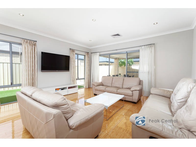 11 Mala Way, Success WA 6164