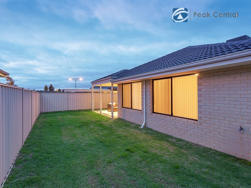 11 Dorsal Bend, Hammond Park WA 6164