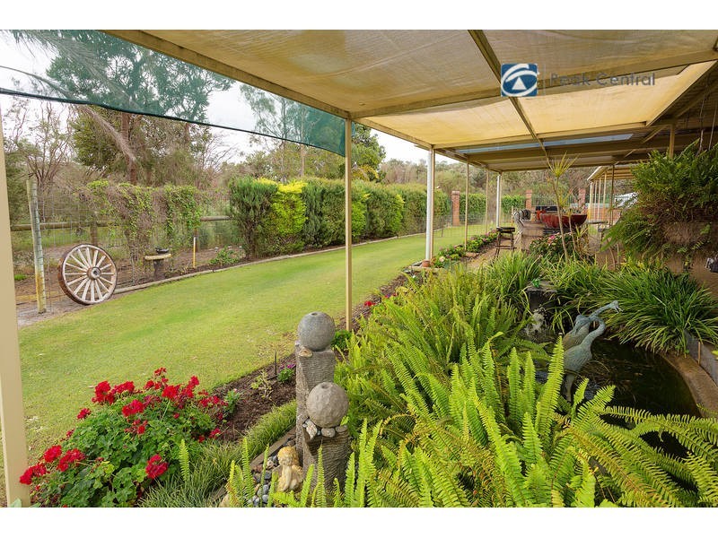 18 Cumming Road, Oakford WA 6121