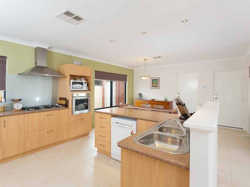 9 Galveston Bend, Success WA 6164