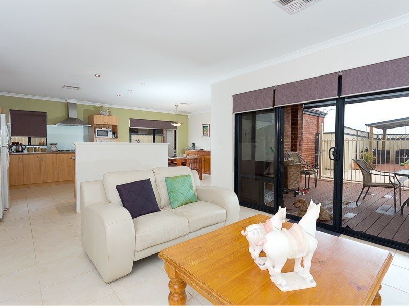 9 Galveston Bend, Success WA 6164