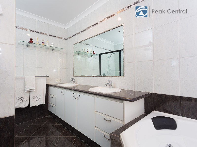 34 Plumwood Avenue, Hammond Park WA 6164