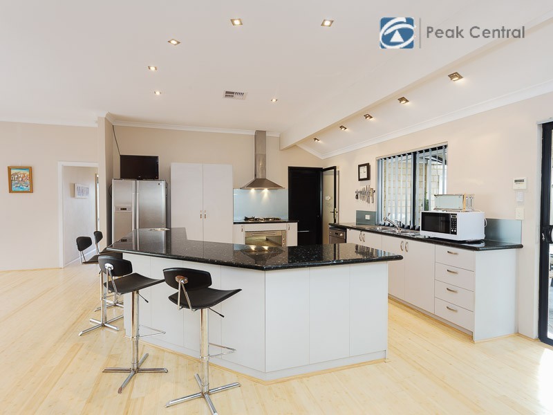 34 Plumwood Avenue, Hammond Park WA 6164