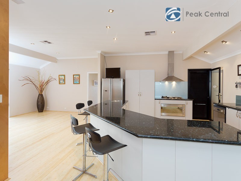 34 Plumwood Avenue, Hammond Park WA 6164