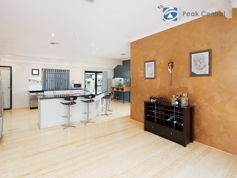 34 Plumwood Avenue, Hammond Park WA 6164