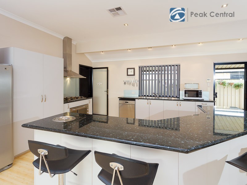 34 Plumwood Avenue, Hammond Park WA 6164