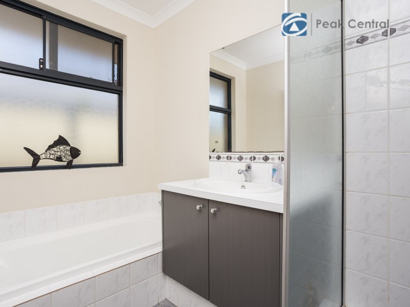 4 Knoxville Way, Success WA 6164