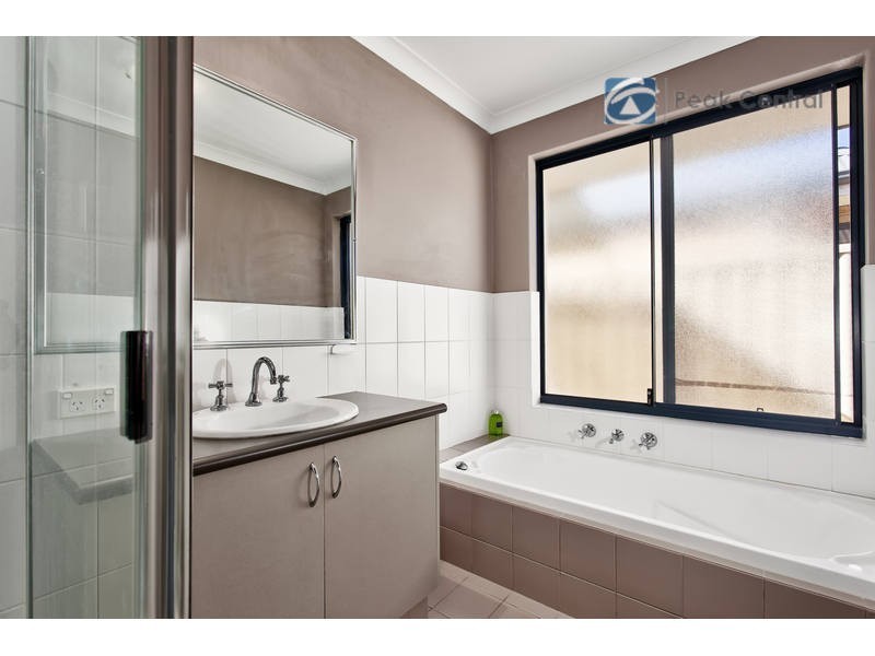 8 Tranquil Gardens, Atwell WA 6164