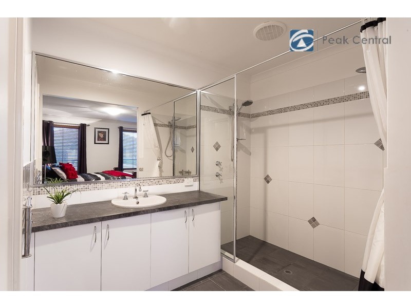 9 Kinsale Parkway, Canning Vale WA 6155