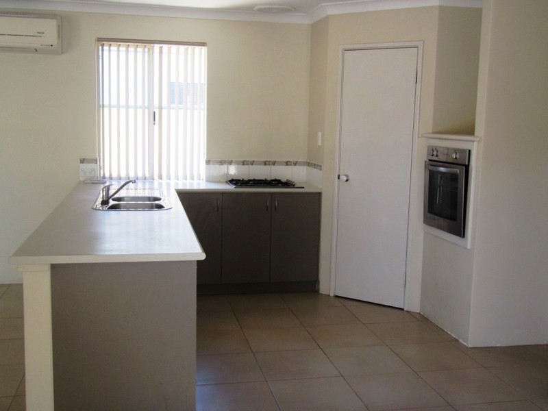 4  Sheringham Bend, Success WA 6164