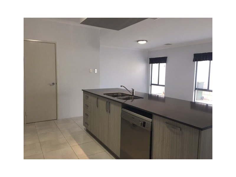 28 LOMOND CRESCENT, Wandi WA 6167