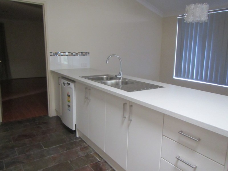 4 Broadwater Gardens, South Lake WA 6164