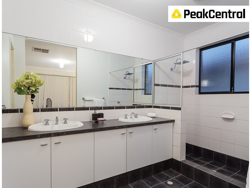 11 Dorsal Bend, Hammond Park WA 6164