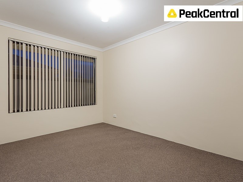 11 Dorsal Bend, Hammond Park WA 6164