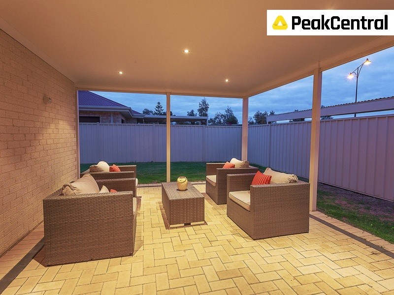 11 Dorsal Bend, Hammond Park WA 6164