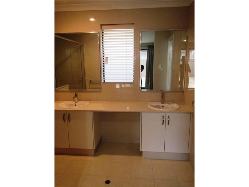 4 Bindarri Grove, Wandi WA 6167