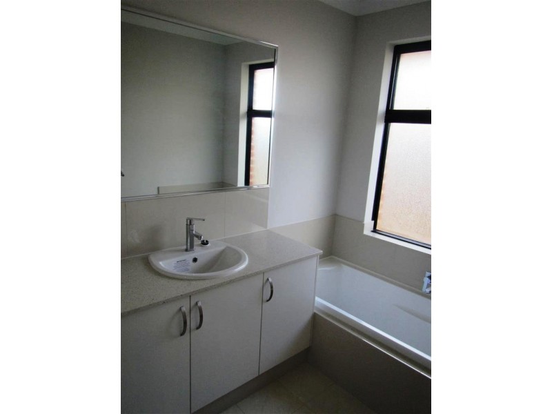 4 Bindarri Grove, Wandi WA 6167