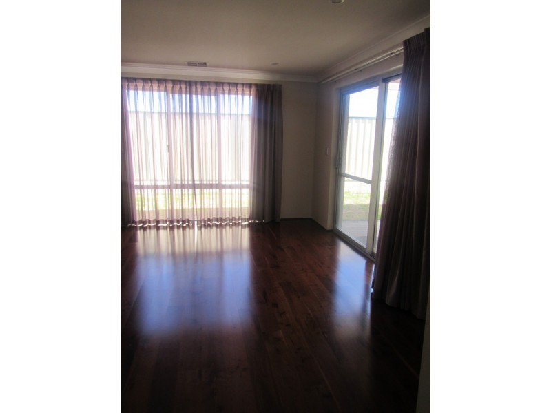 6 Lomandra Way, Hammond Park WA 6164