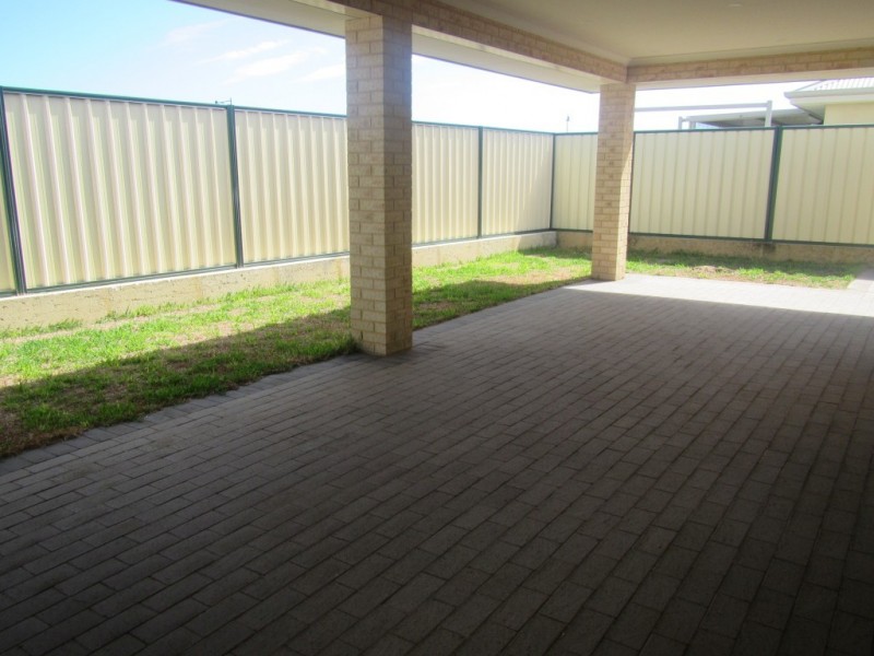 6 Lomandra Way, Hammond Park WA 6164