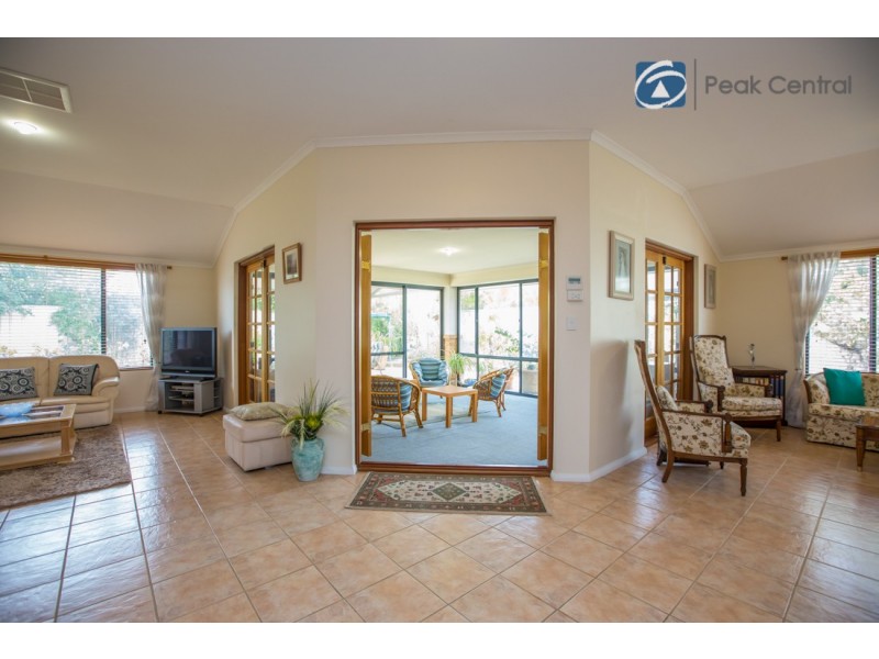 17 Lorne Ave, Hammond Park WA 6164