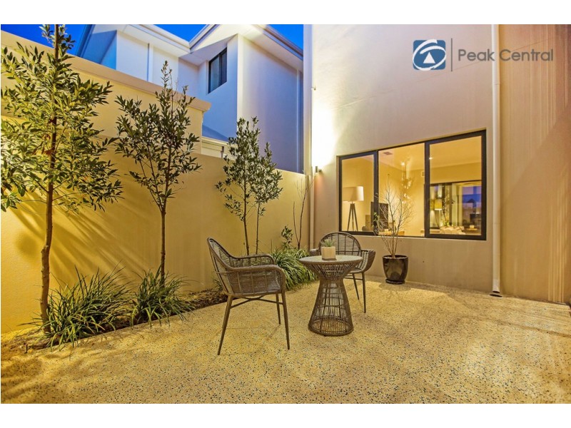 26 Lucretia Circle, North Coogee WA 6163