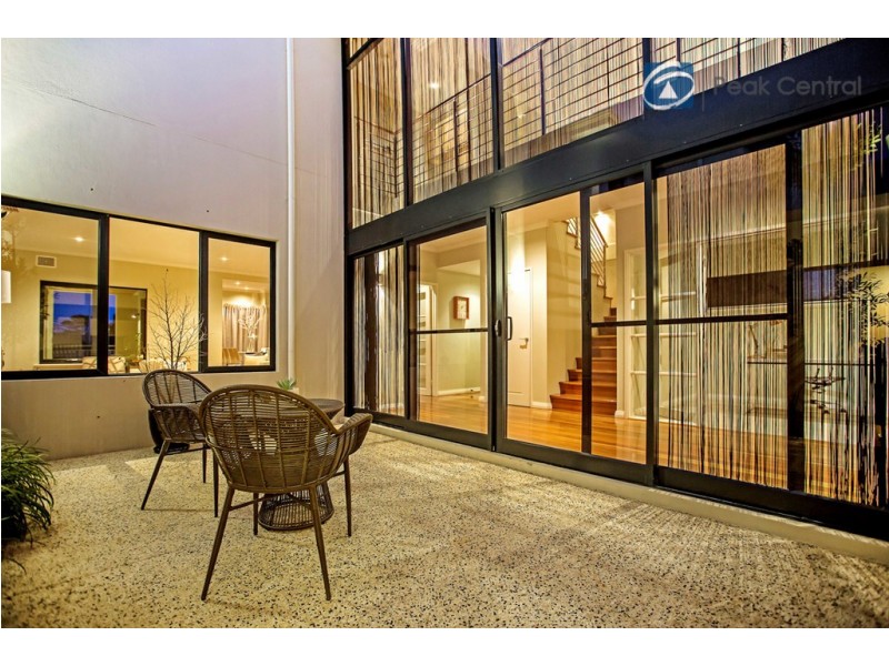 26 Lucretia Circle, North Coogee WA 6163