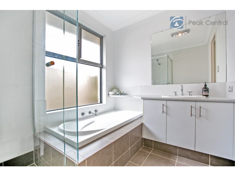 12 Araluen Bend, Aubin Grove WA 6164