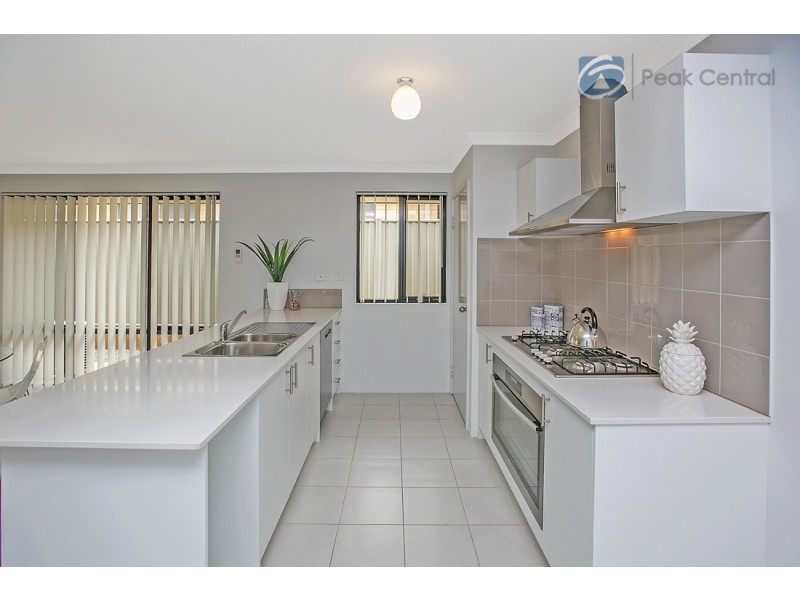 8 Ewens Pass, Wandi WA 6167