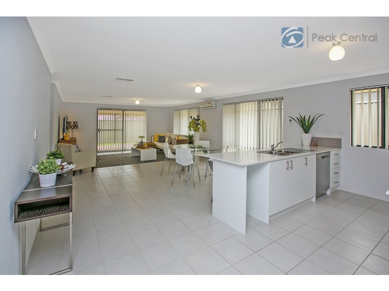 8 Ewens Pass, Wandi WA 6167