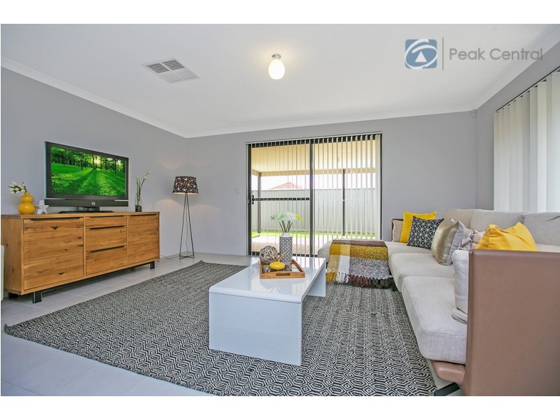 8 Ewens Pass, Wandi WA 6167