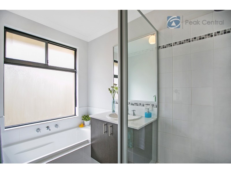 8 Ewens Pass, Wandi WA 6167