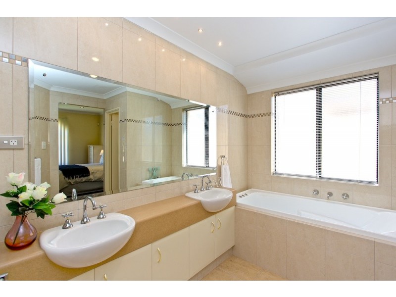 45 Chivalry Way, Atwell WA 6164