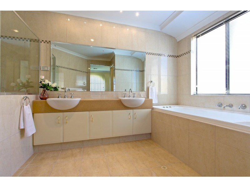 45 Chivalry Way, Atwell WA 6164