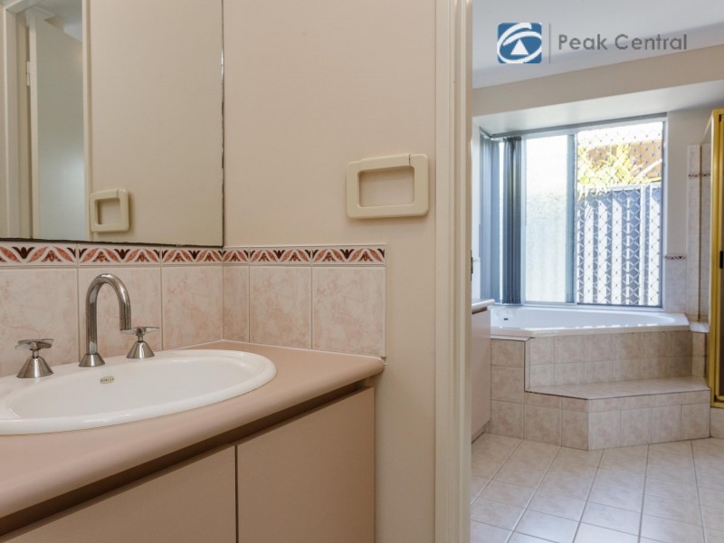 16 Lombe Gardens, Atwell WA 6164