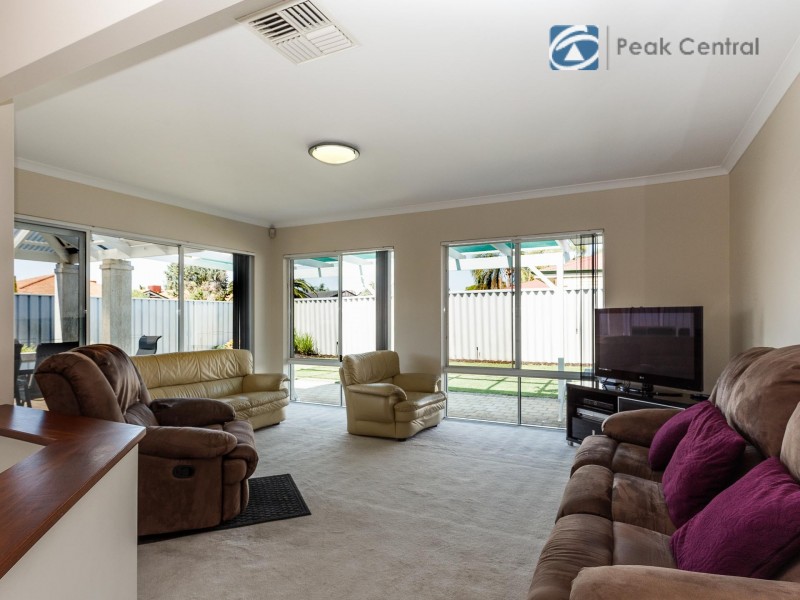 16 Lombe Gardens, Atwell WA 6164