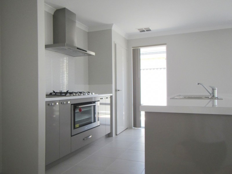 11 Needlewood Loop, Wandi WA 6167
