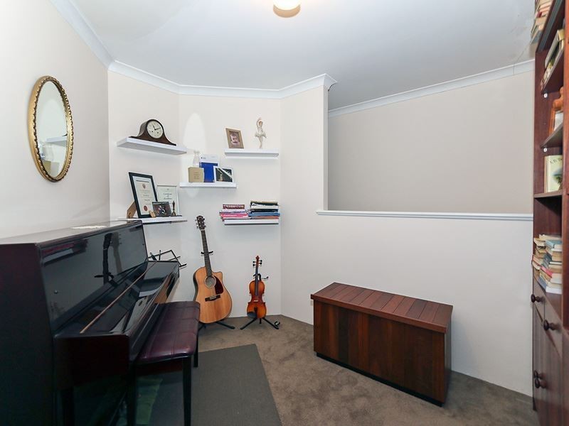 13 Jenniphur Court, Atwell WA 6164