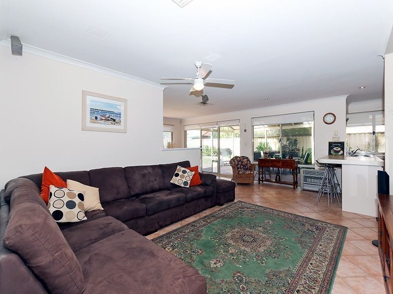 13 Jenniphur Court, Atwell WA 6164