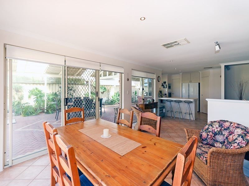 13 Jenniphur Court, Atwell WA 6164