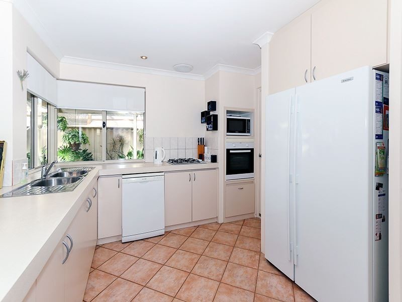 13 Jenniphur Court, Atwell WA 6164