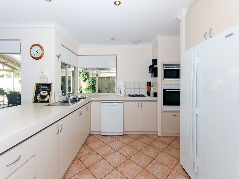 13 Jenniphur Court, Atwell WA 6164