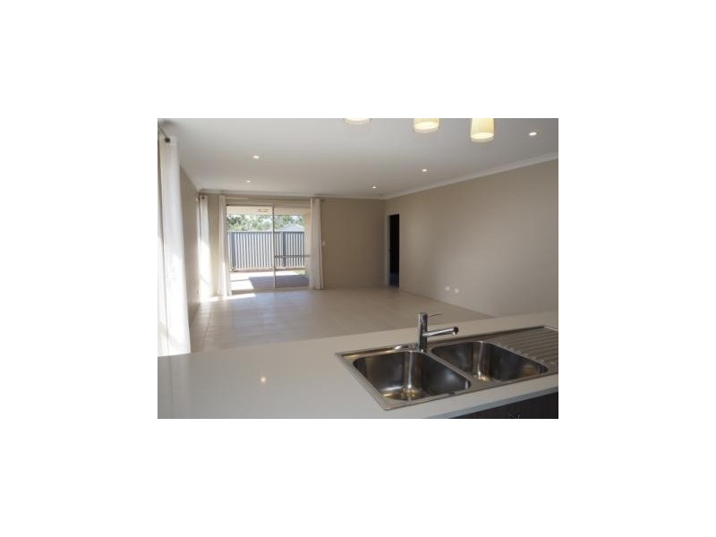 32 Needlewood Loop, Wandi WA 6167