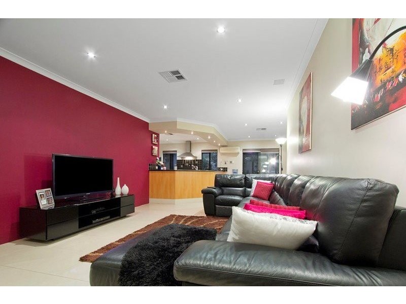 5 Minerva Loop, Success WA 6164