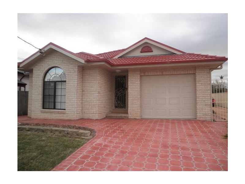 1 Myee Road, Macquarie Fields NSW 2564