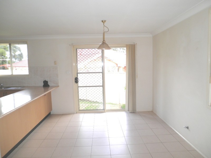 2 Styles  Crescent, Minto NSW 2566