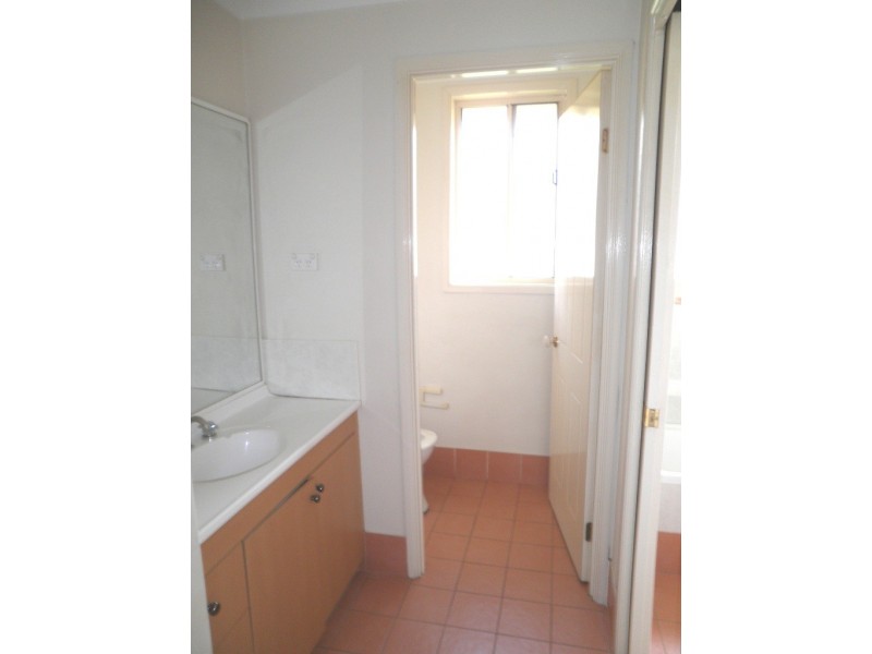 2 Styles  Crescent, Minto NSW 2566