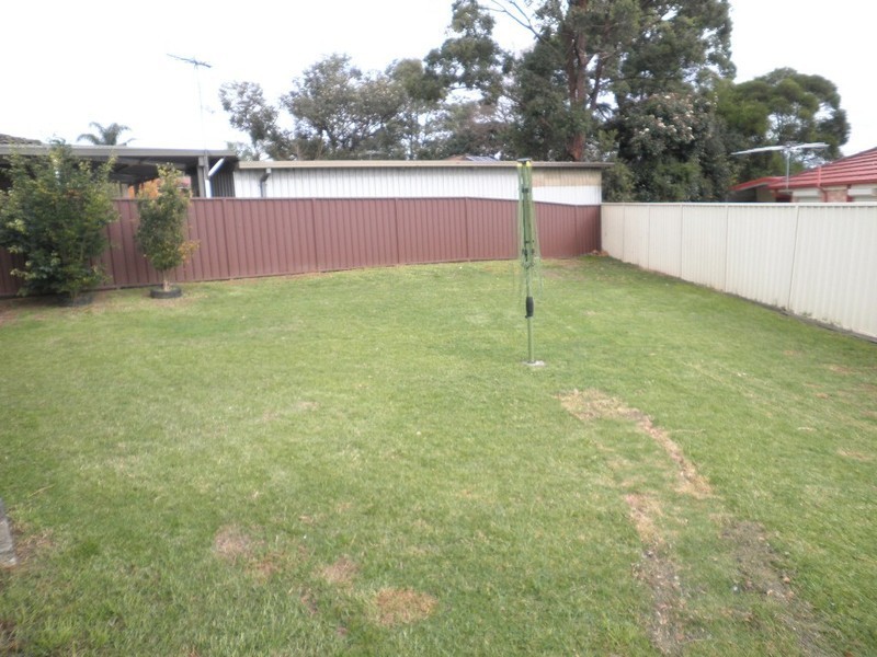 2 Styles  Crescent, Minto NSW 2566